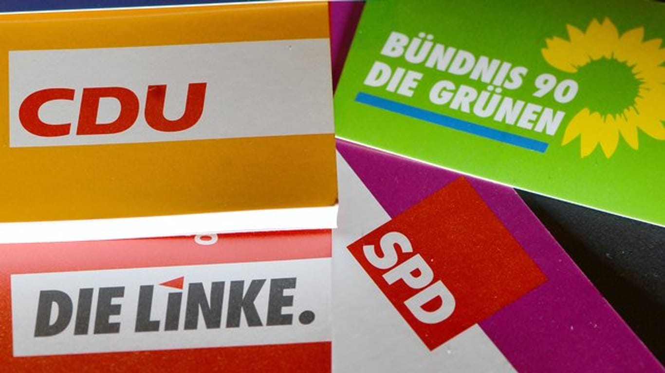 Schriften, Logos und Broschüren von verschiedenen deutschen politischen Parteien.