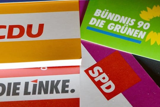 Schriften, Logos und Broschüren von verschiedenen deutschen politischen Parteien.