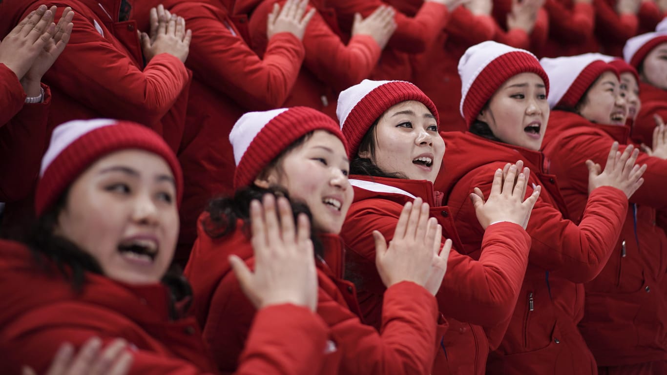 Nordkoreanische Cheerleader singen im Eishockey-Stadion von Pyeongchang: 229 Frauen sollen das Kim-Regime bei Olympia in einem günstigen Licht erscheinen lassen.