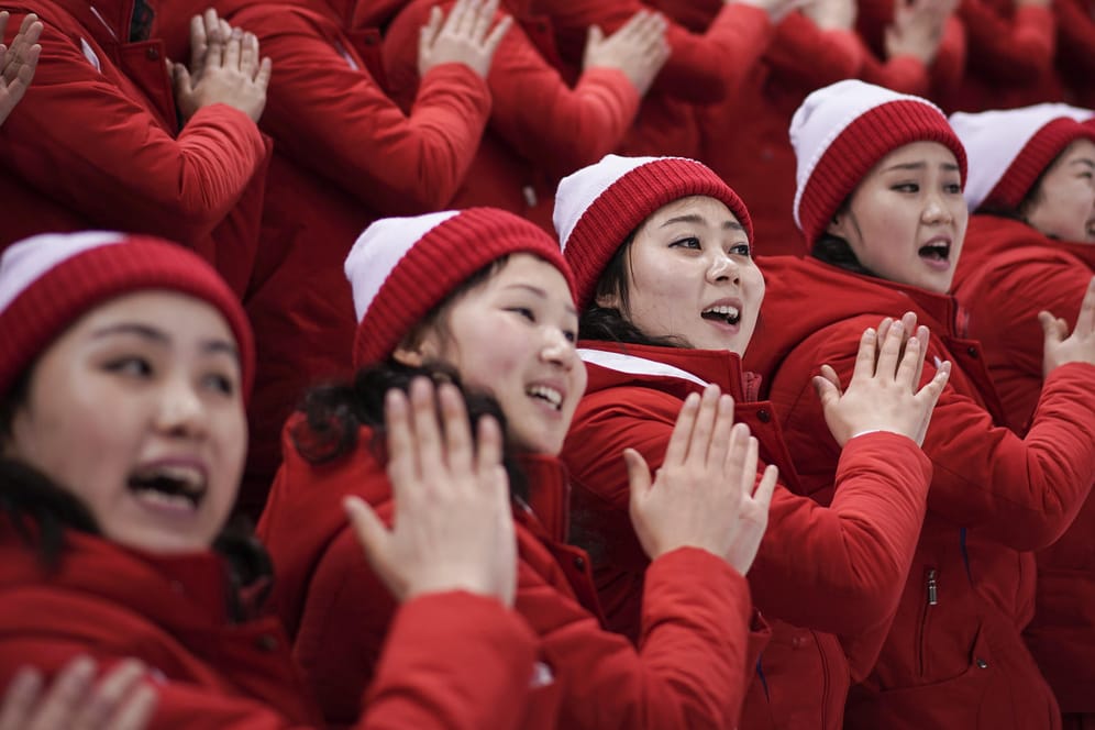 Nordkoreanische Cheerleader singen im Eishockey-Stadion von Pyeongchang: 229 Frauen sollen das Kim-Regime bei Olympia in einem günstigen Licht erscheinen lassen.