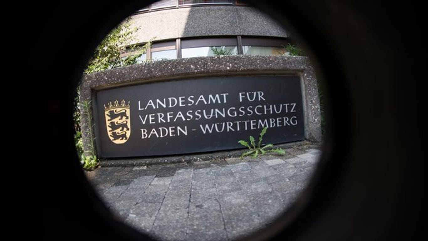 Das Eingangsschild des baden-württembergischen Landesamt für Verfassungsschutz: Zahl der islamistischen Gefährder ist gestiegen.