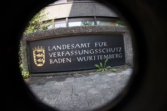 Das Eingangsschild des baden-württembergischen Landesamt für Verfassungsschutz: Zahl der islamistischen Gefährder ist gestiegen.
