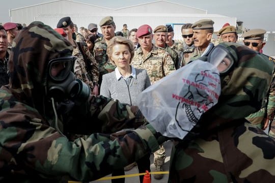 Verteidigungsministerin Ursula von der Leyen zu Besuch in Erbil: Kurdische Soldaten demonstrieren bei einer Übung die Dekontamination ihrer ABC-Schutzkleidung.