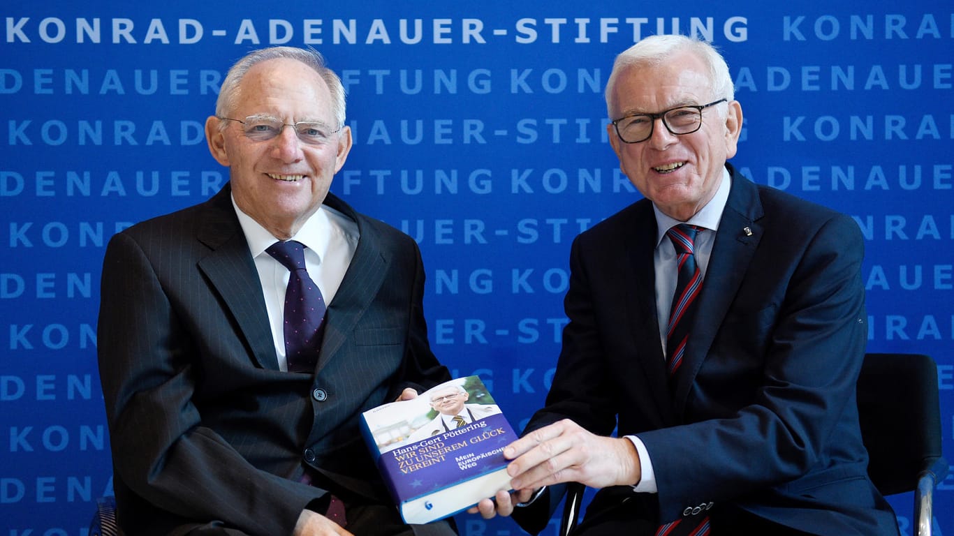 Wolfgang Schäuble und der frühere Vorsitzende der Konrad-Adenauer-Stiftung, Hans-Gert Pöttering: Die CDU-nahe Stiftung erhielt im vergangenen Jahr die zweitmeisten Zuschüsse.