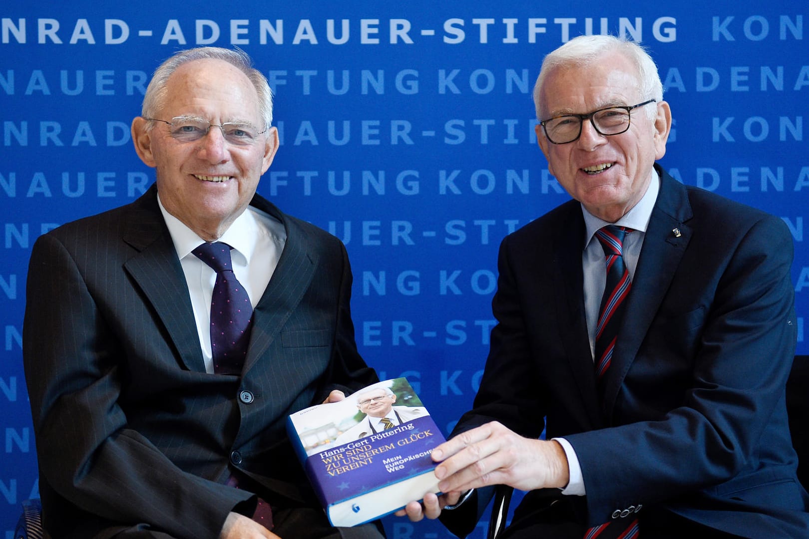 Wolfgang Schäuble und der frühere Vorsitzende der Konrad-Adenauer-Stiftung, Hans-Gert Pöttering: Die CDU-nahe Stiftung erhielt im vergangenen Jahr die zweitmeisten Zuschüsse.