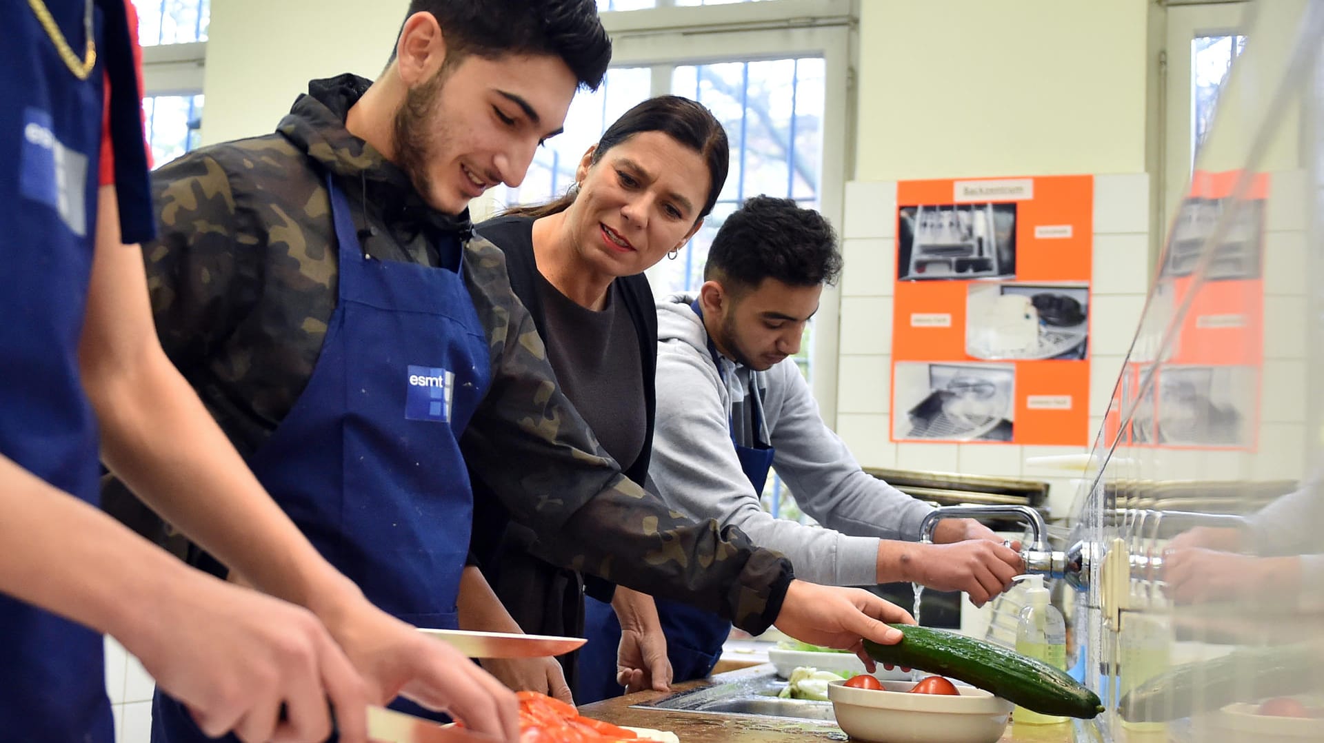 Programm "Fit für die Schule": Junge Flüchtlinge lernen sich selbst zu versorgen.