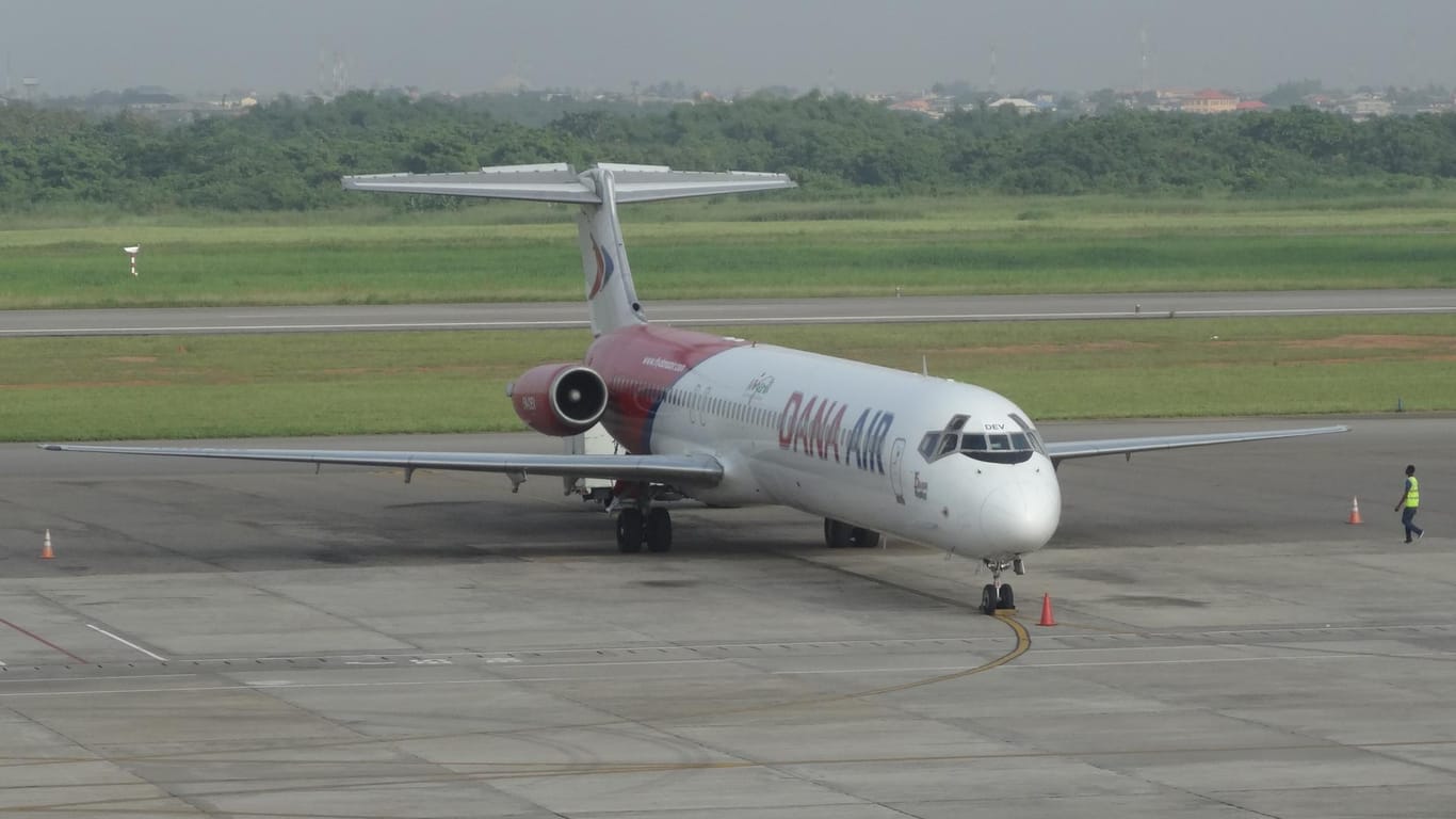 Ein Flugzeug von Dana Air auf dem Airport Lagos. Bei einer weiteren Maschine löste sich jetzt eine Notfalltür.