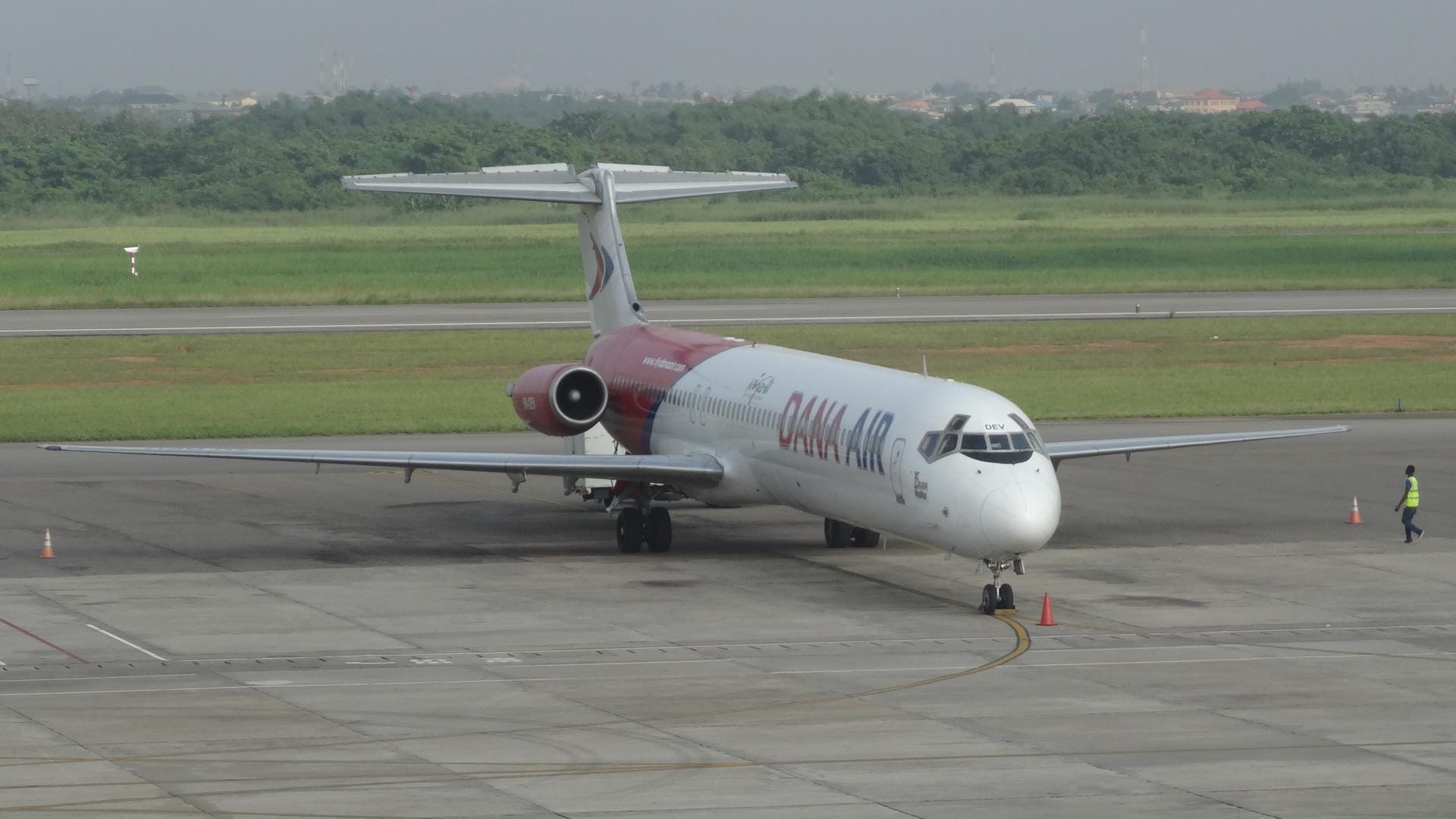 Ein Flugzeug von Dana Air auf dem Airport Lagos. Bei einer weiteren Maschine löste sich jetzt eine Notfalltür. Ein Flugzeug von Dana Air auf dem Airport Lagos. Bei einer weiteren Maschine löste sich jetzt eine Notfalltür.