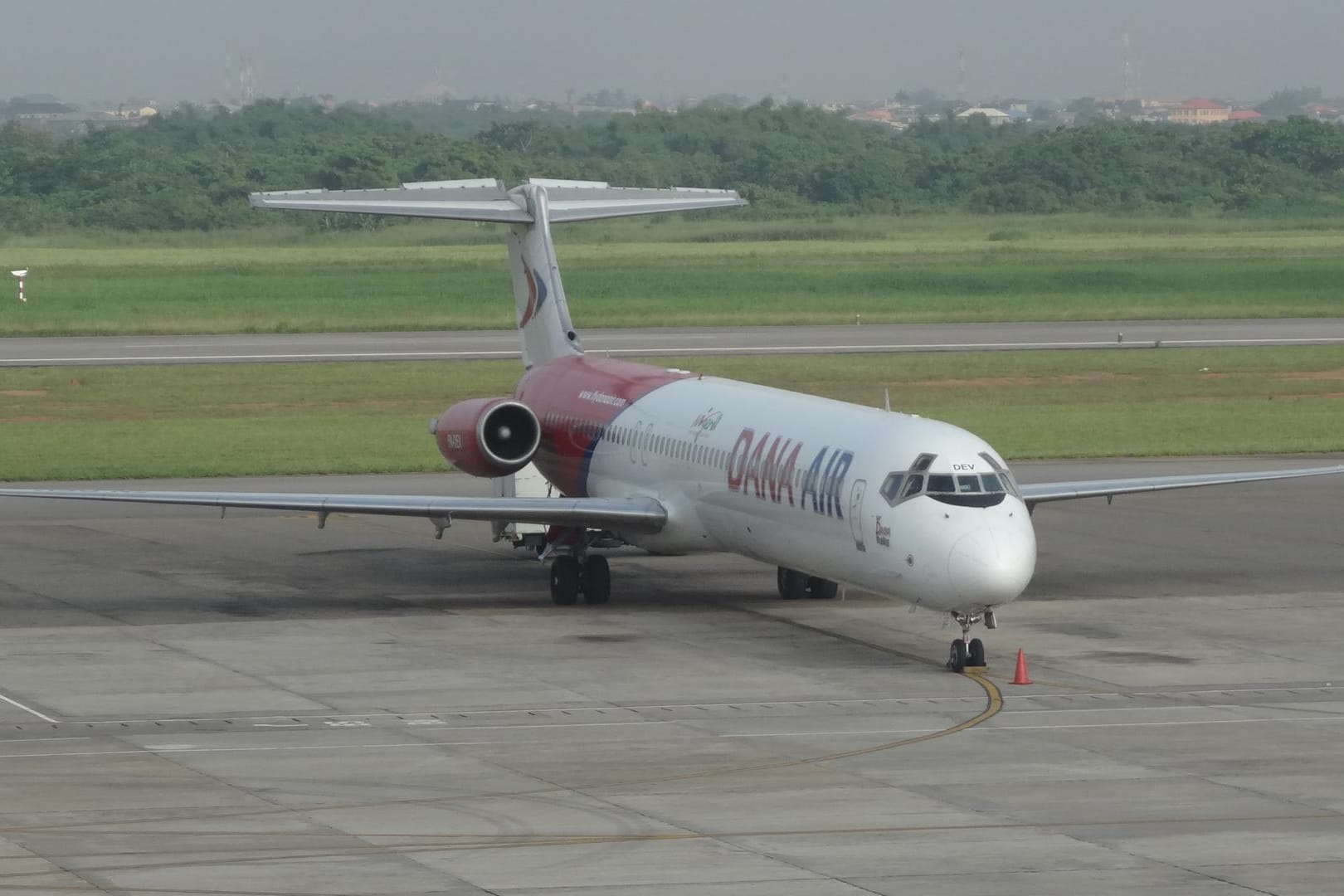 Ein Flugzeug von Dana Air auf dem Airport Lagos. Bei einer weiteren Maschine löste sich jetzt eine Notfalltür.
