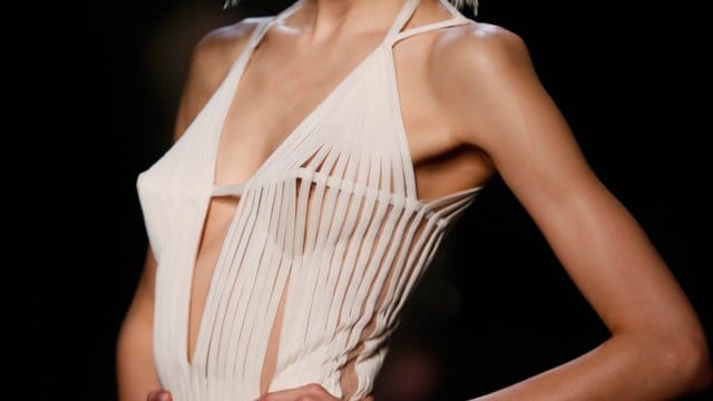Ein Model präsentiert eine Kreation während der Haute-Couture-Schauen in Paris. Ein Model präsentiert eine Kreation während der Haute-Couture-Schauen in Paris.