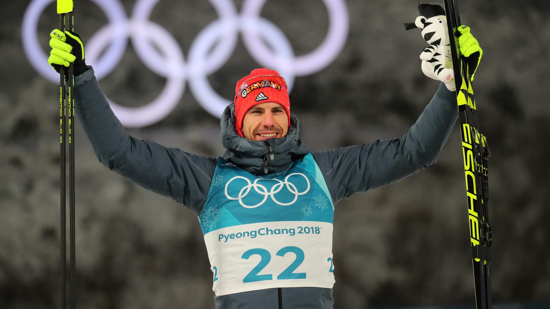 Dritte Goldmedaille für Deutschland: Sprint-Olympiasieger Arnd Peiffer jubelt bei der Siegeszeremonie.