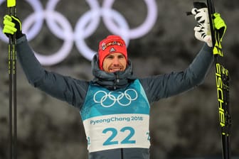 Dritte Goldmedaille für Deutschland: Sprint-Olympiasieger Arnd Peiffer jubelt bei der Siegeszeremonie.