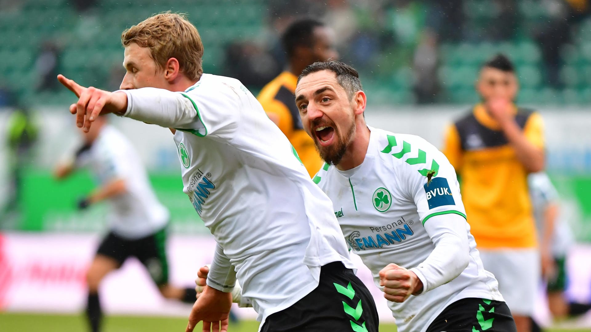 Führung für das Kleeblatt: Fürths Lukas Gugganig (l.) bejubelt sein Tor zum 1:0 mit Roberto Hilbert. Führung für das Kleeblatt: Fürths Lukas Gugganig (l.) bejubelt sein Tor zum 1:0 mit Roberto Hilbert.