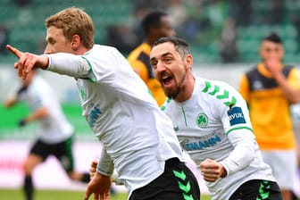Führung für das Kleeblatt: Fürths Lukas Gugganig (l.) bejubelt sein Tor zum 1:0 mit Roberto Hilbert.