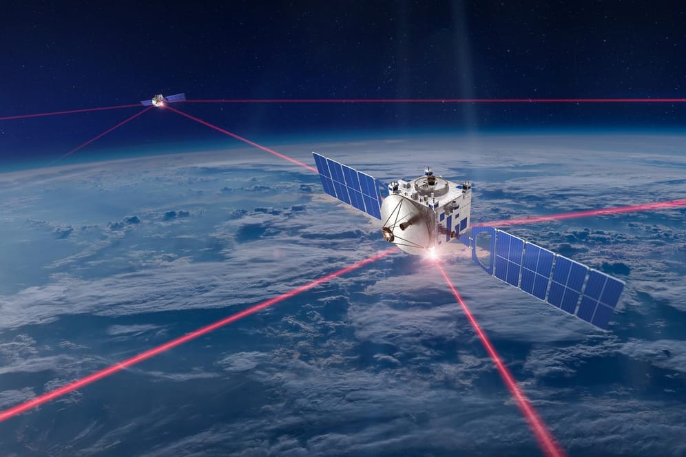 Ein Lasernetz zwischen Satteliten im Weltall. So könnte es bald im All aussehen.