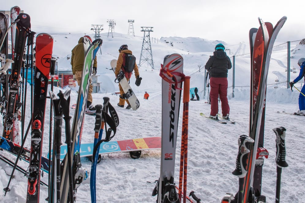 Skifahrer genießen die Schneemassen: In den Alpen werden die Pisten bereits heute schon mit großem Aufwand künstlich beschneit. (Symbolbild)