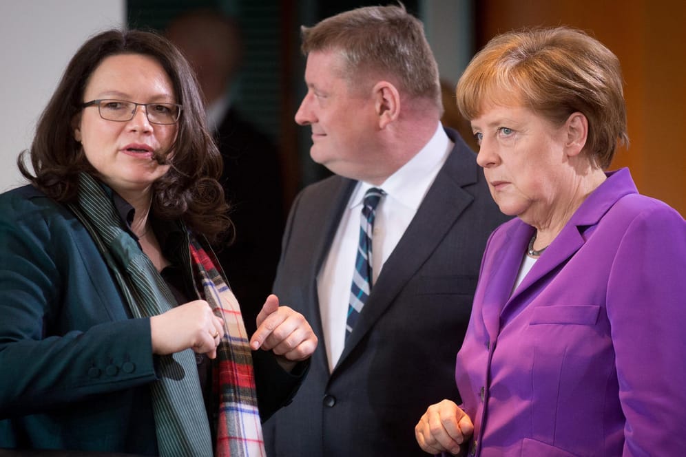 Angela Merkel und Andrea Nahles auf einer Kabinettssitzung: In der CDU und in der SPD wächst der Druck auf die Parteispitzen und der Ruf nach personellen Veränderungen wird lauter.
