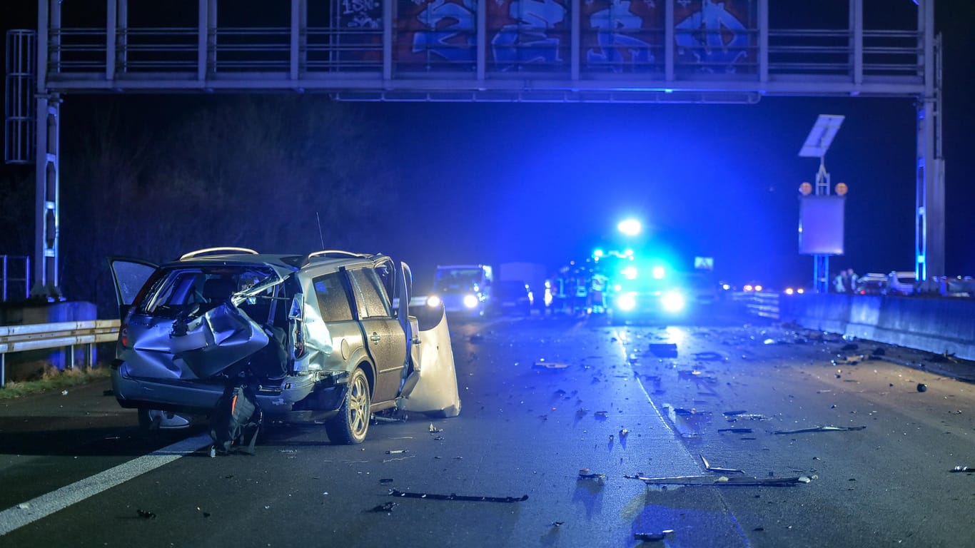 Die von einem Polizisten fotografierte Unfallstelle zeigt das schwer beschädigte Auto.