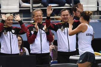 Die deutschen Trainer gratulieren Tatjana Maria (r.) zu ihrem Sieg.