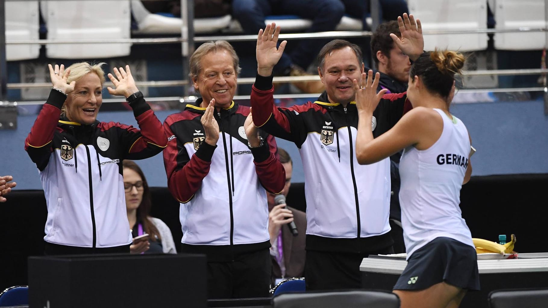 Die deutschen Trainer gratulieren Tatjana Maria (r.) zu ihrem Sieg.