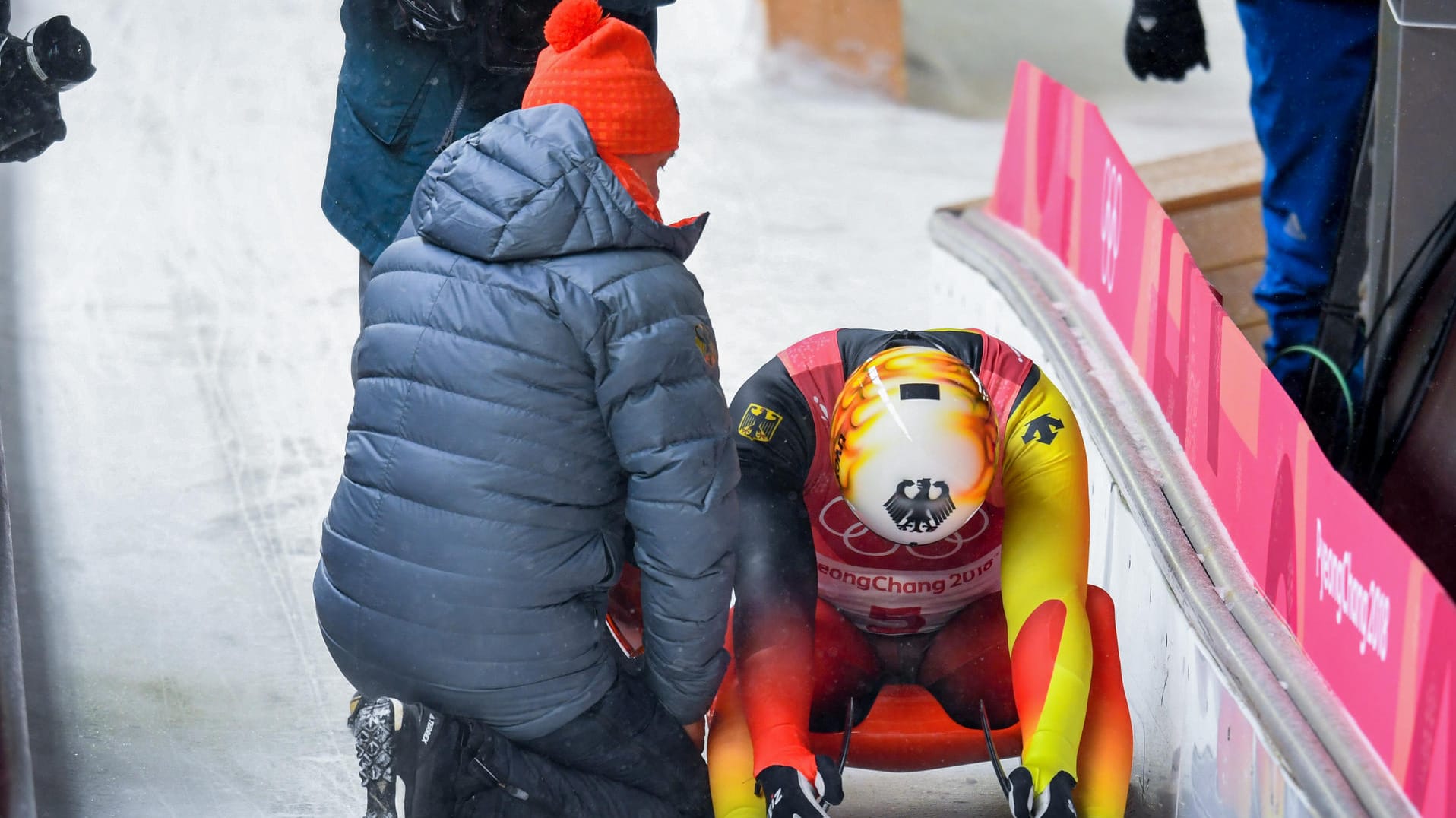 Pyeongchang: Felix Loch wird nach seinem letzten Lauf von seinem Vater, Bundestrainer Norbert Loch, getröstet.