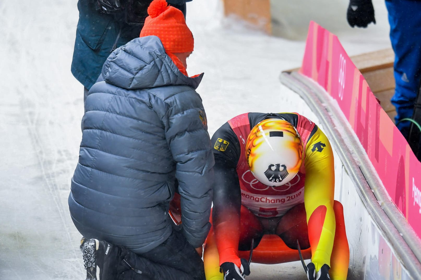 Pyeongchang: Felix Loch wird nach seinem letzten Lauf von seinem Vater, Bundestrainer Norbert Loch, getröstet.