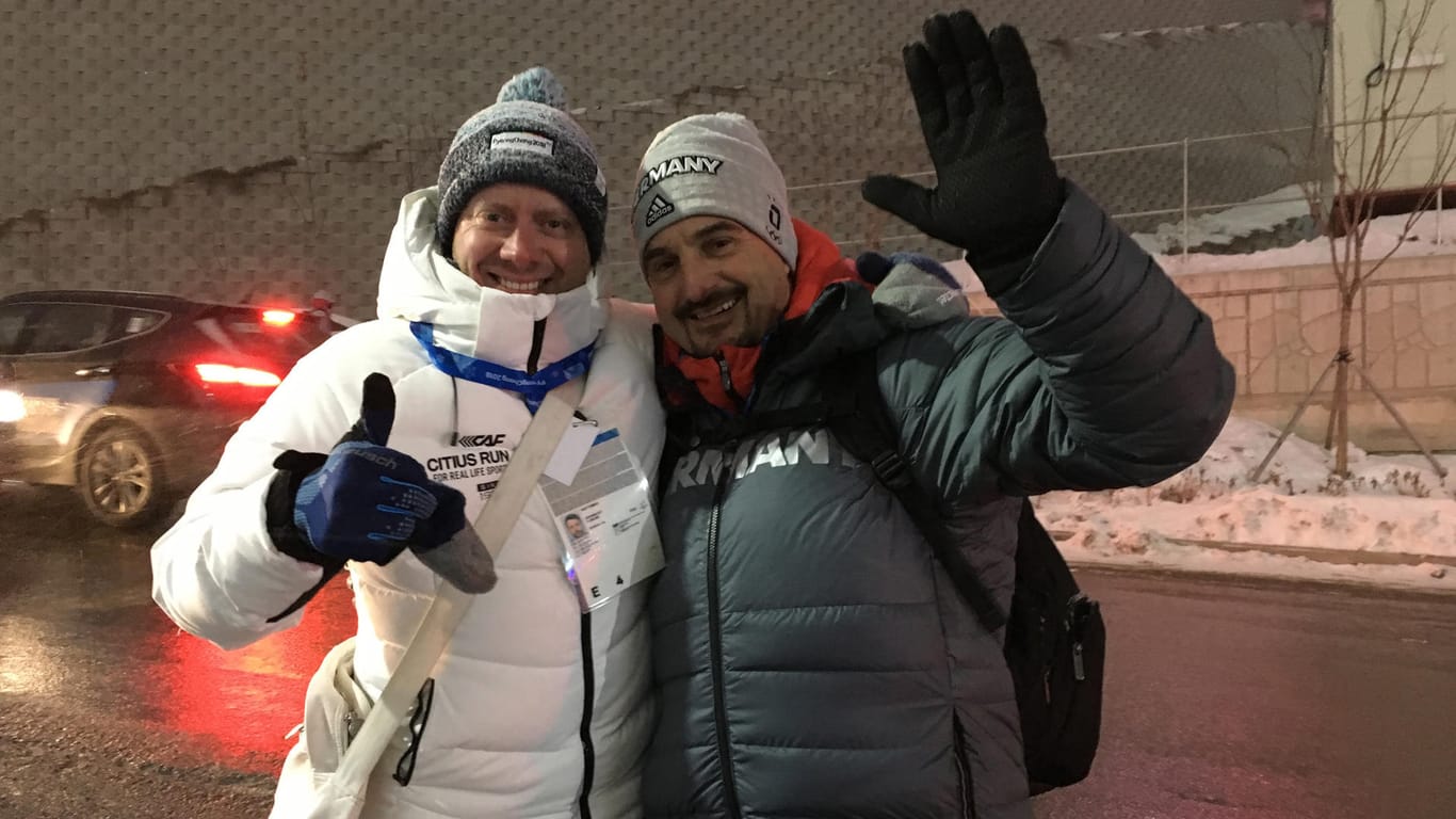 Georg Hackl (rechts) und t-online.de-Reporter Tobias Ruf am Alpensia Sliding Center von Pyeongchang: Trotz der bitteren Niederlage hat Hackl noch ein Lächeln auf den Lippen.