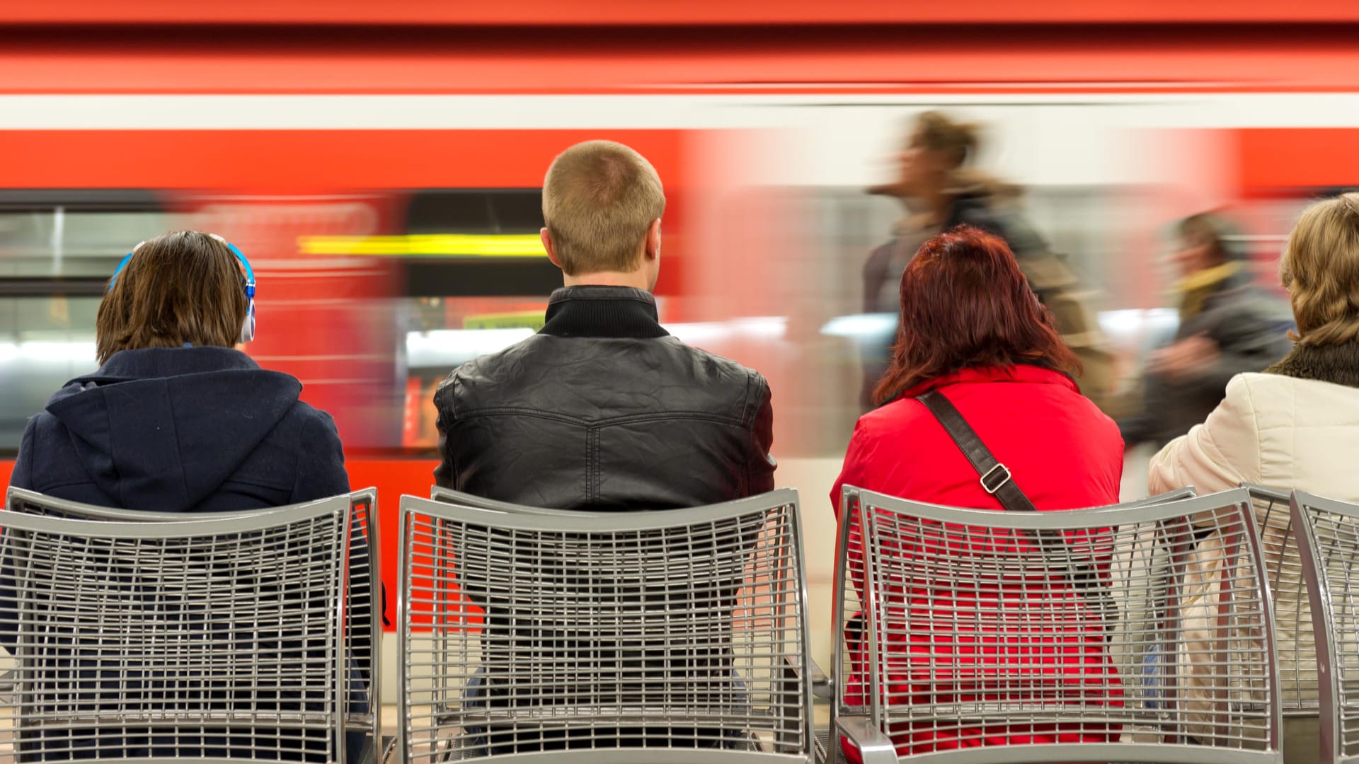 Fahrgäste warten auf einen Zug: Nach Plänen der Groko soll die Deutsche Bahn kundenfreundlicher werden. Dafür will sie dem Unternehmen klare Vorgaben machen.