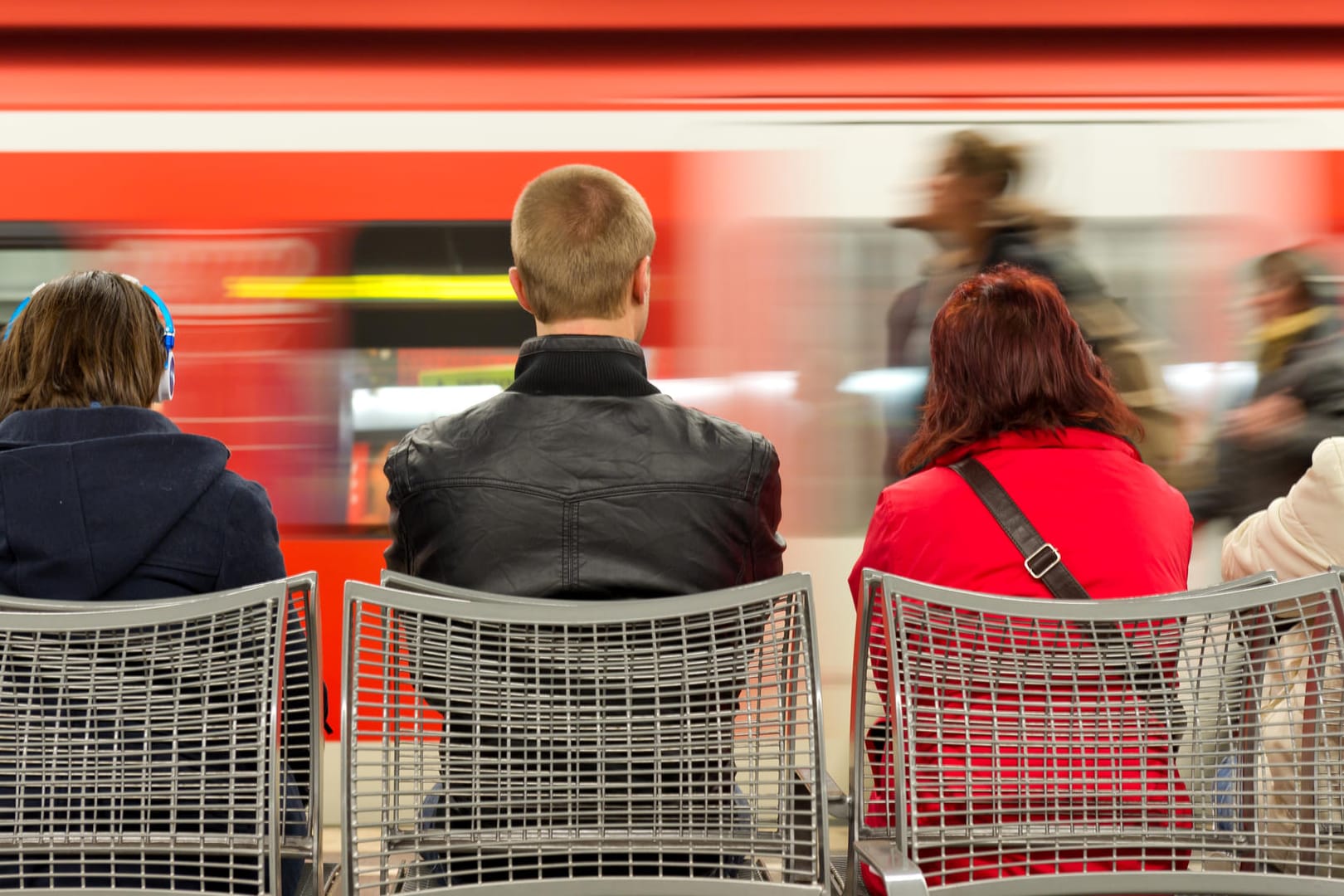 Fahrgäste warten auf einen Zug: Nach Plänen der Groko soll die Deutsche Bahn kundenfreundlicher werden. Dafür will sie dem Unternehmen klare Vorgaben machen.