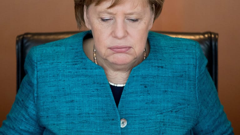 Angela Merkel bei einer Kabinettssitzung: In einem TV-Interview versprach die Bundeskanzlerin personelle Neuerungen - Das gefiel nicht jedem.