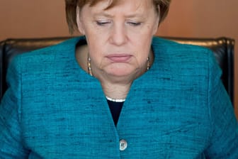 Angela Merkel bei einer Kabinettssitzung: In einem TV-Interview versprach die Bundeskanzlerin personelle Neuerungen - Das gefiel nicht jedem.