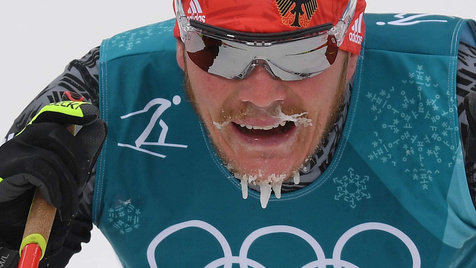 Gefrierschrank Pyeongchang: Langläufer Lucas Bögl aus Deutschland kommt mit Eiszapfen am Kinn ins Ziel.