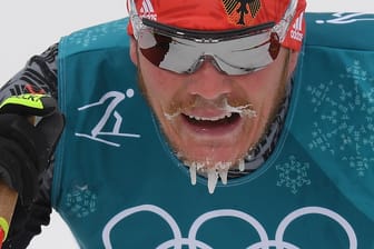 Gefrierschrank Pyeongchang: Langläufer Lucas Bögl aus Deutschland kommt mit Eiszapfen am Kinn ins Ziel.