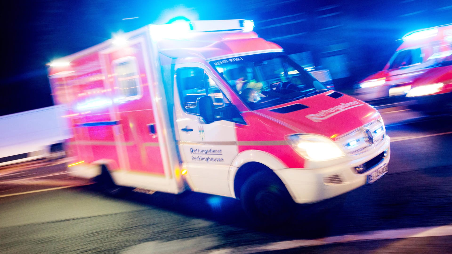 Ein Rettungswagen der Feuerwehr fährt mit Blaulicht durch eine Straße: Bei einem Unfall in Mönchengladbach ist der Fahrer eines Motorrollers ums Leben gekommen, seine Beifahrerin wurde schwer verletzt. (Archivbild) Ein Rettungswagen der Feuerwehr fährt mit Blaulicht durch eine Straße: Bei einem Unfall in Mönchengladbach ist der Fahrer eines Motorrollers ums Leben gekommen, seine Beifahrerin wurde schwer verletzt. (Archivbild)