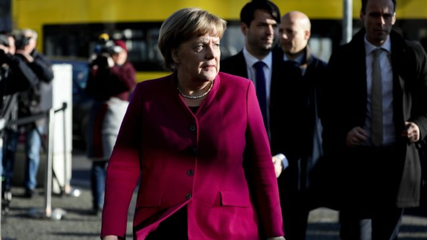 Angela Merkel will bei einer Zustimmung der SPD-Mitglieder zu einer großen Koalition volle vier Jahre im Amt bleiben.