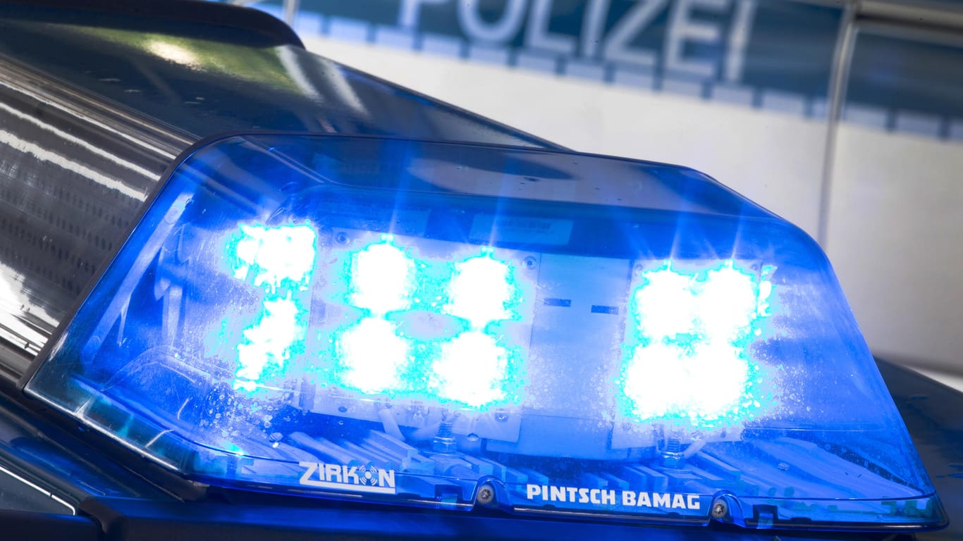 Ein Blaulicht leuchtet auf dem Dach eines Polizeiwagens: Nachdem ein Mann die Leiche eines 26-jährigen Matrosen entdeckt hat, will die Polizei nun die genauen Todesumstände aufklären. (Symbolbild)