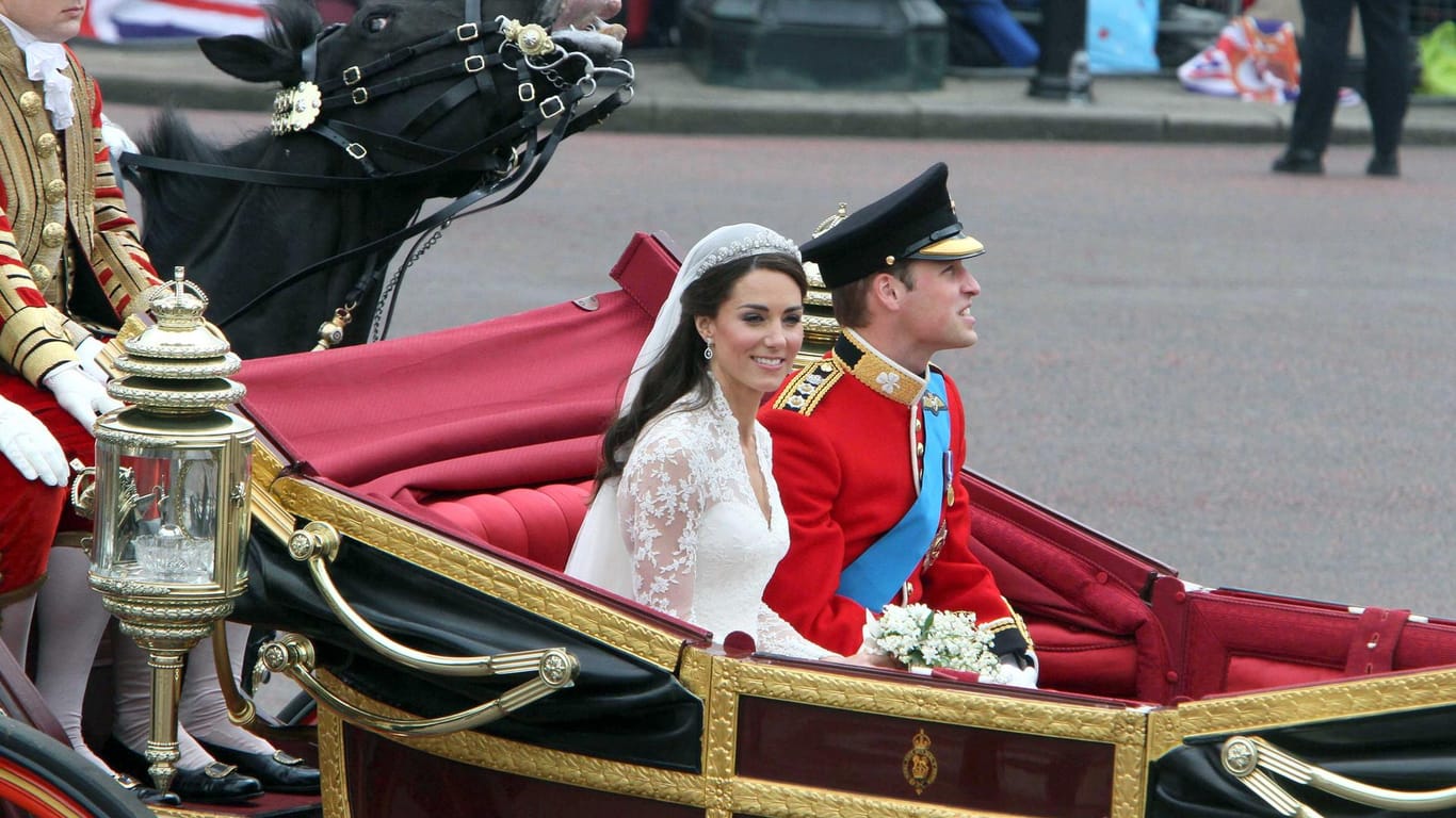 Auch Kate und William zeigten sich der Öffentlichkeit nach der Trauung während einer Kutschfahrt.