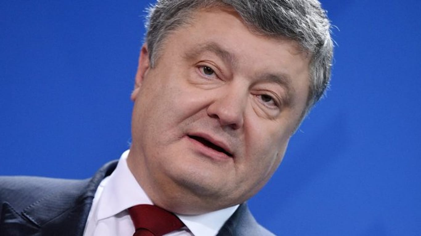 Der ukrainische Präsident Poroschenko hat den schwarz-roten Koalitionsvertrag studiert.