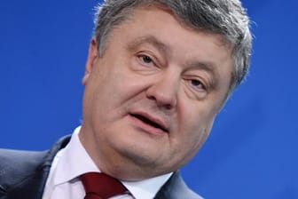 Der ukrainische Präsident Poroschenko hat den schwarz-roten Koalitionsvertrag studiert.