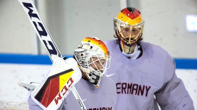 Danny Aus den Birken (l) und Timo Pielmeier sind zwei von drei Kandidaten für den Posten des Stammtorhüters.