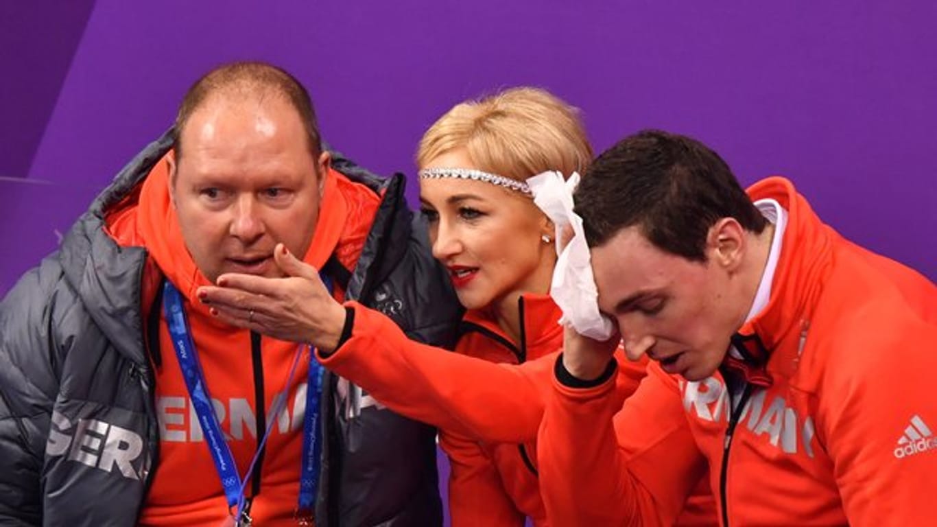 Aljona Savchenko und Bruno Massot suchen Rat bei ihrem Trainer Alexander König.