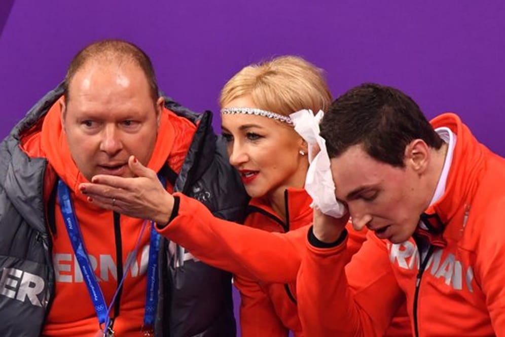 Aljona Savchenko und Bruno Massot suchen Rat bei ihrem Trainer Alexander König.