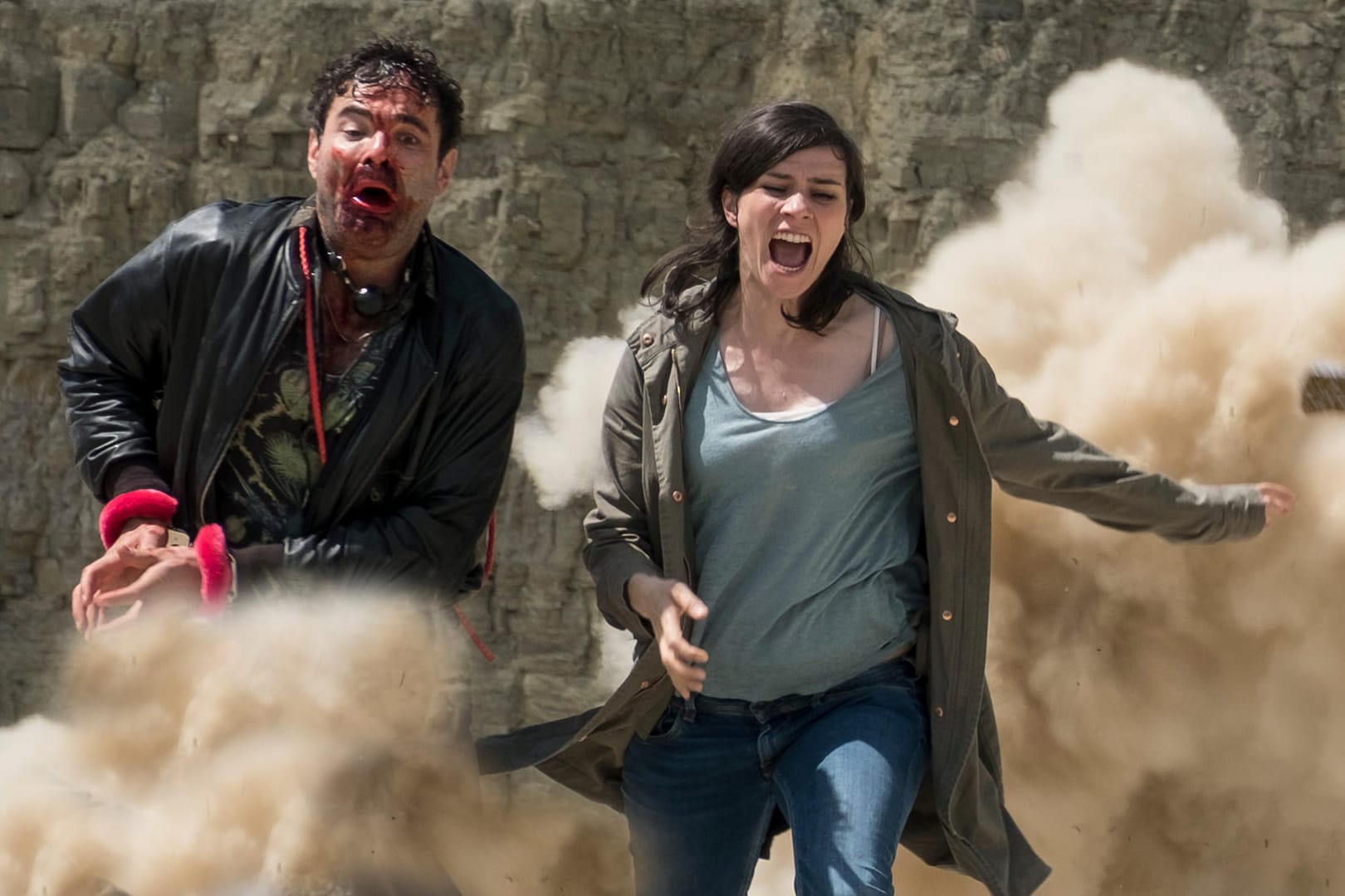 Kira Dorn (Nora Tschirner) und Fritte (Andreas Döhler) fliehen vor der Explosion in einer Szene des Tatort-Krimis "Der kalte Fritte": Der "Tatort" aus Weimar brachte dem Ersten am Sonntagabend den Quotensieg.
