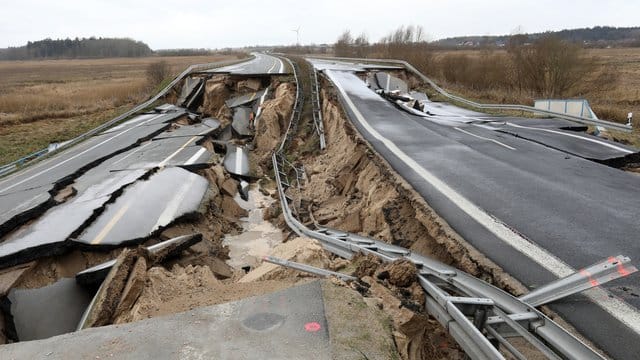 Die Autobahn A20 in Mecklenburg-Vorpommern ist nun auf beiden Seiten abgesackt.