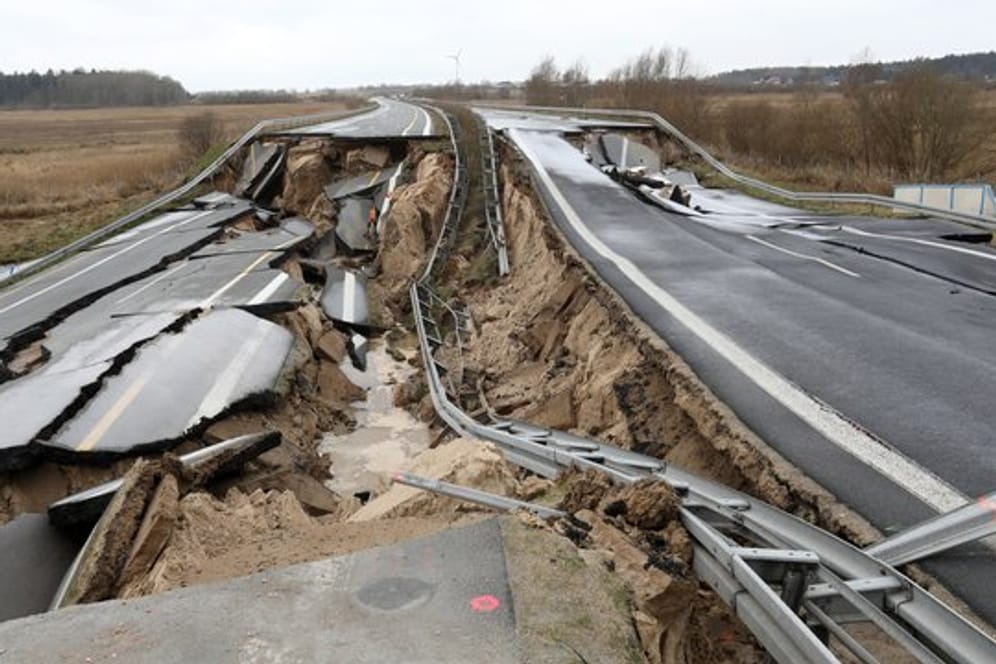 Die Autobahn A20 in Mecklenburg-Vorpommern ist nun auf beiden Seiten abgesackt.