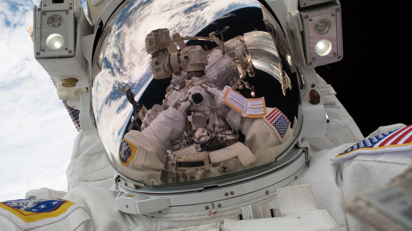 Ein ISS-Astronaut bei einem Weltraumspaziergang: Ab 2025 will die US-Regierung die Finanzierung der Raumstation einstellen.