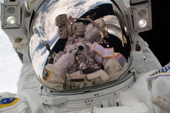 Ein ISS-Astronaut bei einem Weltraumspaziergang: Ab 2025 will die US-Regierung die Finanzierung der Raumstation einstellen.