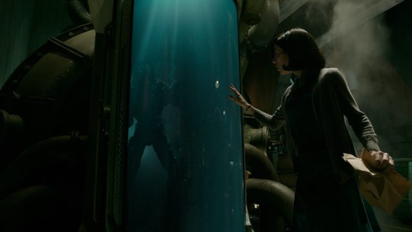 Elisa (Sally Hawkins) fühlt sich von dem fremden Wassermann angezogen.