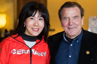 Ex-Bundeskanzler Gerhard Schröder: Mit seiner Lebensgefährtin Soyeon Kim schauten sich die Olympia-Wettbewerbe an.