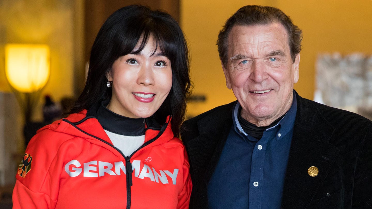 Ex-Bundeskanzler Gerhard Schröder: Mit seiner Lebensgefährtin Soyeon Kim schauten sich die Olympia-Wettbewerbe an.